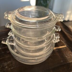 Vintage clear Pyrex bowls, one with lid and one that is 20 ounces